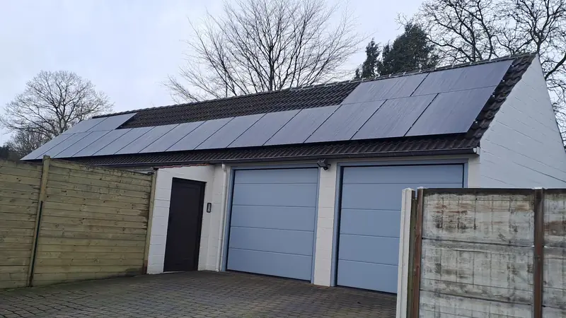 Toiture de garage entièrement couverte de panneaux solaires